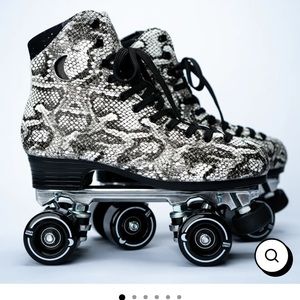 Moonlight Roller Roller skates size 7 (women’s 8-8.5)